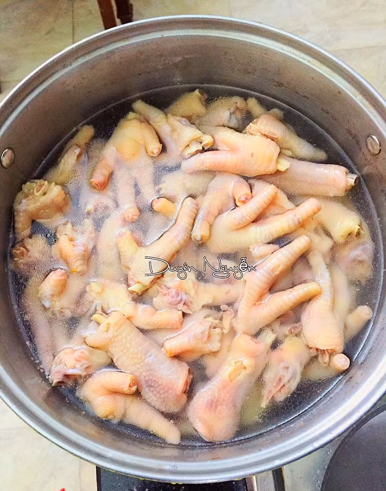 Bước 1: Chân gà chặt bỏ móng, rửa sạch đem ngâm với một ít muối và dấm để loại bỏ hết mùi hôi, tanh.