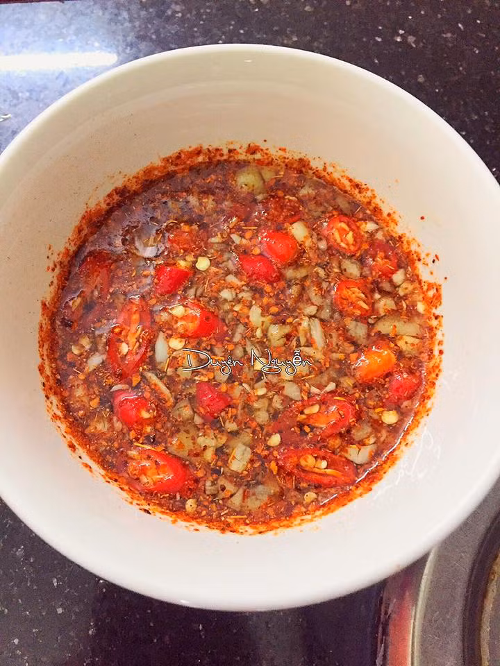 Bước 4: Nước sốt cần nước mắm, giấm, đường, ớt, tỏi cho vào tô trộn đều sao cho phù hợp với khẩu vị của gia đình bạn. Nếu muốn ăn cay thì cho nhiều ớt, ăn ngọt thì thêm đường… 