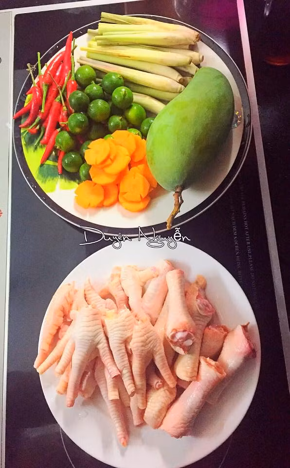 Để làm được món chân gà cay trộn xoài, bạn cần chuẩn bị các nguyên liệu sau: chân gà, xoài xanh, cà rốt, quất, sả, gừng, tỏi, đường, nước mắm, giấm và gia vị. 