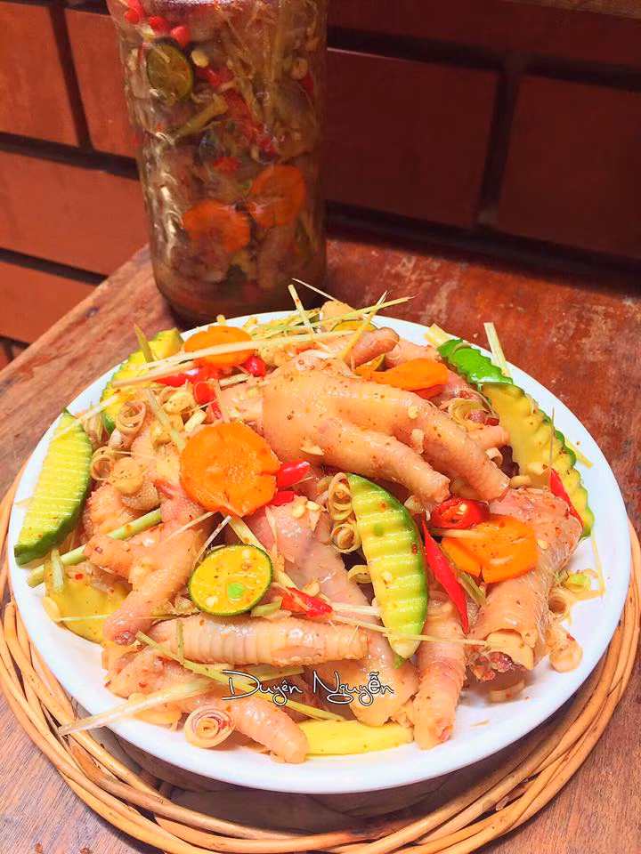 Thành phẩm sẽ có vị chua ngọt thêm chút cay nồng của ớt, vị béo ngậy giòn tan của chân gà, món ăn này rất phù hợp để nhâm nhi trong các bữa nhậu, không chỉ có cánh mày râu mà các chị em cũng rất thích. Nguồn ảnh trong bài: FB Thùy Duyên Nguyễn.