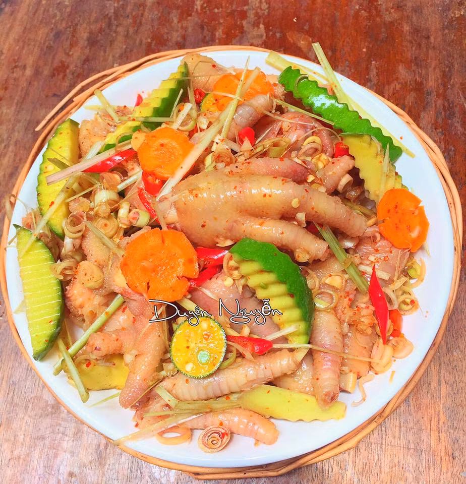 Trong các món ngon từ chân gà thì không thể không kể đến món chân gà cay trộn xoài. Vị chua cay mặn ngọt hòa quyện tạo nên hương vị khó cưỡng đối với ai đã từng thưởng thức qua.