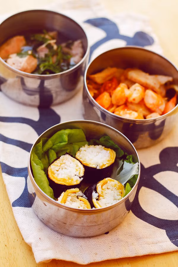 Nếu loại hộp cơm đựng đồ ăn trưa bạn sử dụng được làm từ inox hoặc nhực kém chất lượng bạn có nguy cơ nhiễm độc do chất độc từ hộp cơm thôi nhiễm ra thức ăn. Ảnh: Eva.