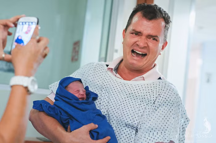 Người cha trong bức ảnh này đã khóc không ngừng và ngập tràn nước mắt kể từ lúc anh bế con gái cưng trên tay. Anh và vợ là cặp đôi vô sinh, họ mong chờ đứa con bé nhỏ của mình nhiều năm trời và đây là là họ hạnh phúc nhất khi ước nguyện đã thành hiện thực.