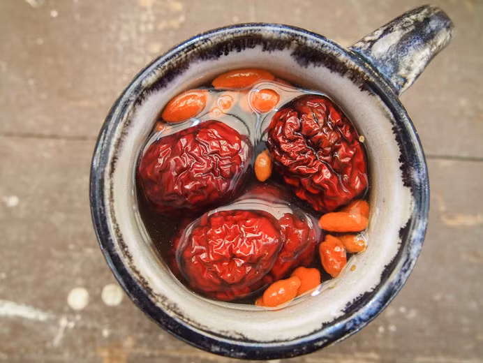 Ngoài những công dụng ở trên thì táo đỏ còn rất nhiều lợi ích khác như: ngăn ngừa táo bón, tăng sức đề kháng, phòng trị cảm lạnh, chống ung thư… Nếu có điều kiện mọi người hãy ăn táo đỏ mỗi ngày. Ảnh: Hạt ngon plus+. 