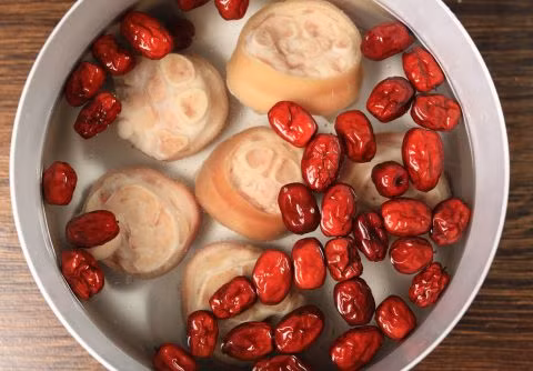 Người thường xuyên mệt mỏi, suy nhược, ăn ngủ không ngon có thể kết hợp: táo đỏ cùng đương quy, viễn chi, giò lợn hầm ăn mềm vào buổi chiều. Một tuần ăn khoảng 3 lần, đầu tuần, giữa tuần và cuối tuần sẽ giúp phục hồi sức khỏe. Ảnh: Bếp gia đình.