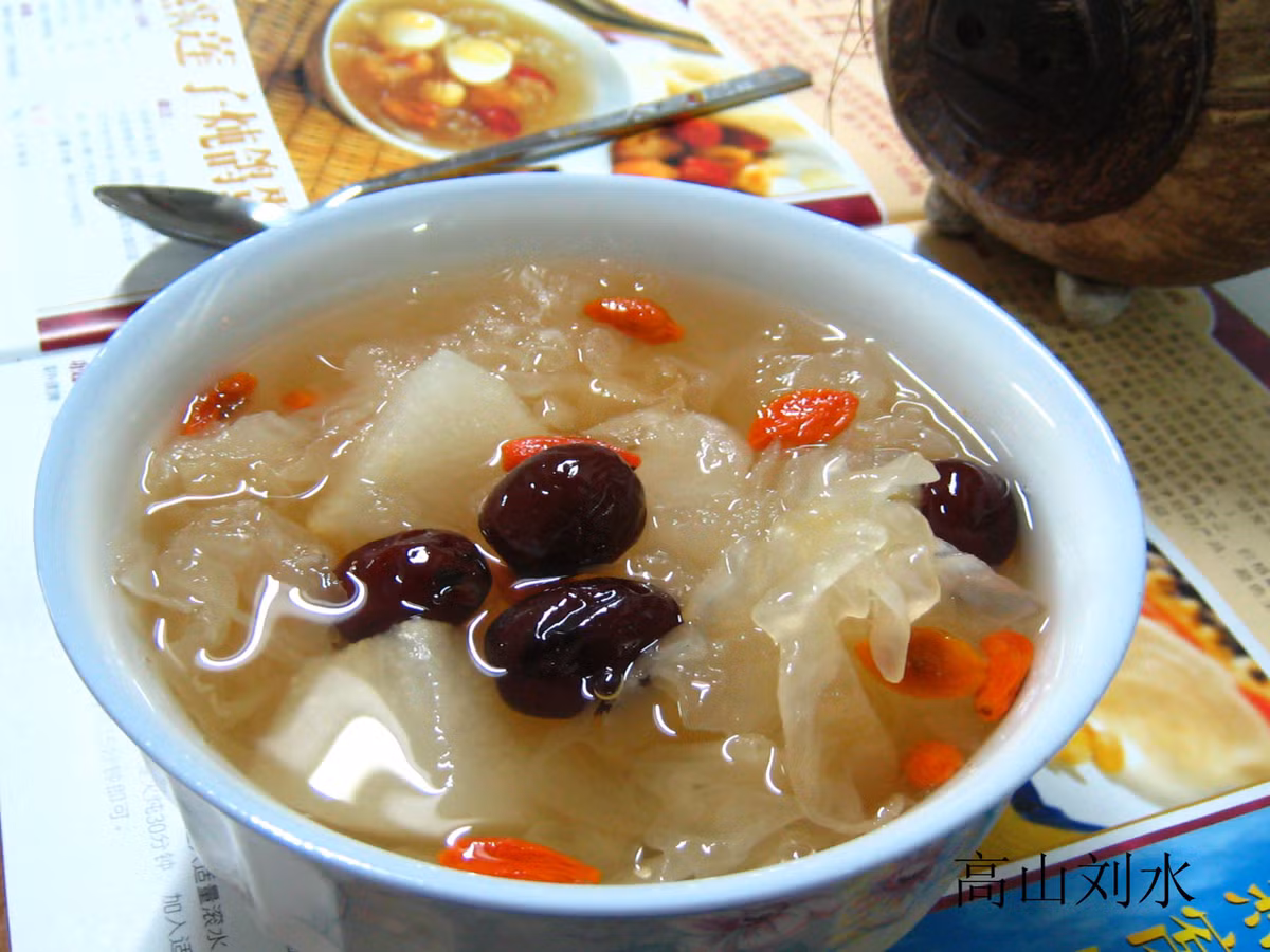 Canh táo đỏ nấu với đường phèn và mộc nhĩ trắng có thể trị các chứng ho khan, ho có đờm… tốt cho hoạt động của phổi. Ảnh: Khỏe đẹp 360. 