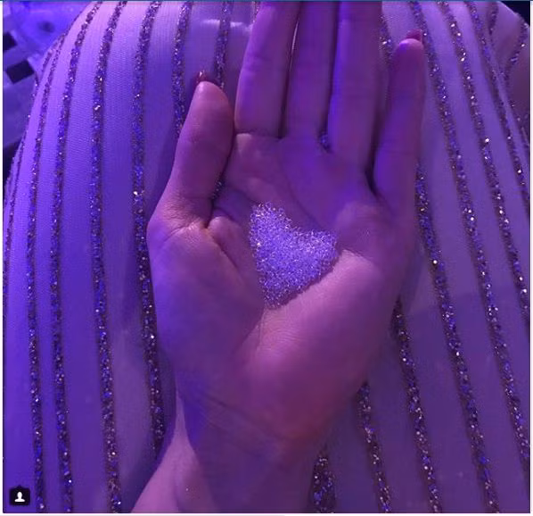 Những viên pha lê Swarovski dùng để trang trí tiệc cưới do khách mời giữ lại.