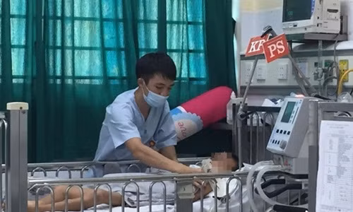 Con sot cao, gia dinh tu dieu tri khien be liet nua nguoi