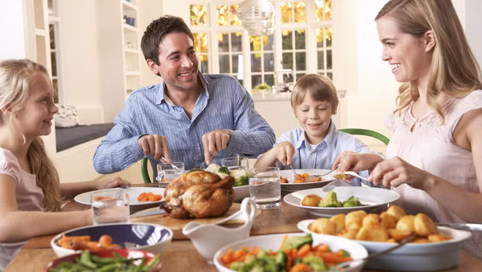 Khi đang ăn tối: Uống café trong khi ăn có thể cản trở sự hấp thụ sắt của cơ thể nhất là café có quá nhiều đường và sữa. 