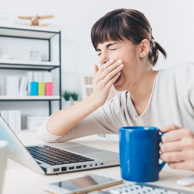 Tiếp theo đó là khoảng thời gian vào buổi chiều từ 1-5 giờ, cortisol lại giảm, khoảng thời gian này nếu ngồi làm việc một chỗ chắc chắn bạn sẽ rất buồn ngủ vì thế hãy uống café để tỉnh táo hơn. Ảnh: Zing