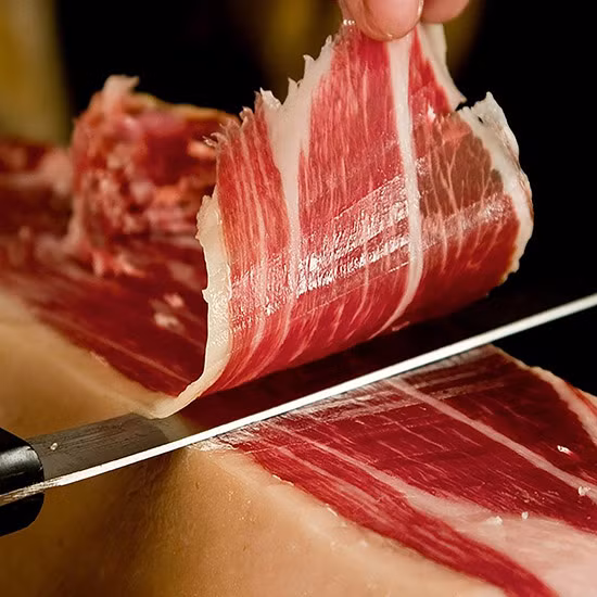 Những người từng thưởng thức món này đều đánh giá khi ăn những lát thịt Jamon Iberico thái mỏng sẽ cảm nhận được vị béo ngậy của thịt, hương thơm của nắng của gió, vị mặn mòi của biển Địa Trung Hải không gì sánh bằng.