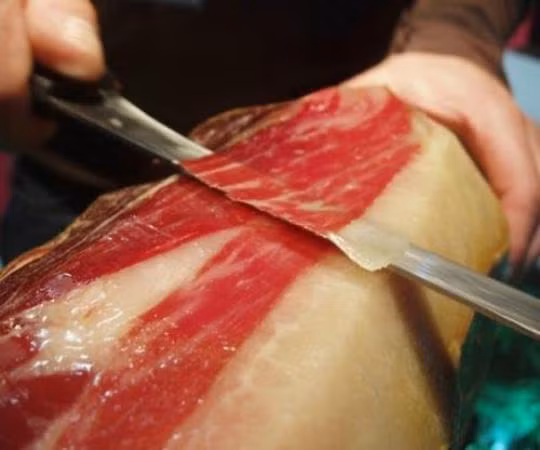 Một điểm nhấn khác biệt nữa của món ăn này chính là khâu chế đặc biệt rất kỳ công.