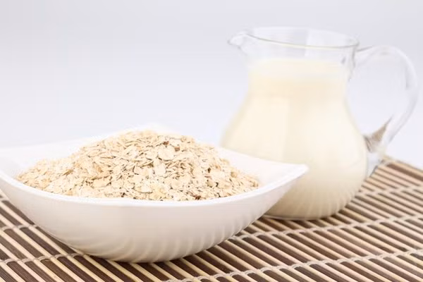 Chịu khó tẩy da chết bằng hỗn hợp yến mạch, bột cà phê và sữa tươi để làn da lúc nào cũng căng mọng và láng mịn. Ảnh: Mỹ phẩm tuệ nhi.