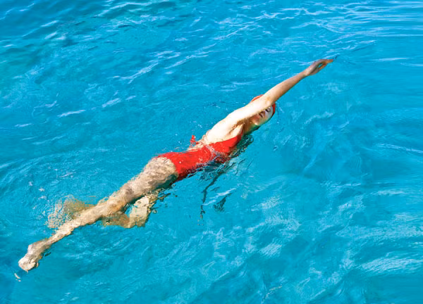 Bên cạnh các bài gym từ huấn luyện viên, Minh Tú còn thường xuyên đi bơi để các cơ săn chắc, ngăn sự hình thành mỡ thừa toàn thân. Ảnh: Bài thuốc an cốt nam. 