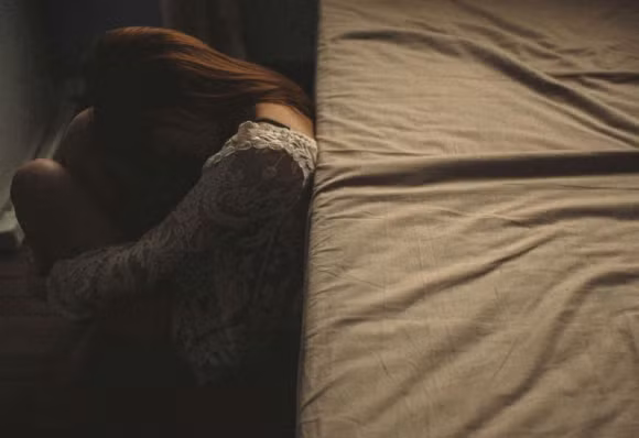 Những phụ nữ bị trầm cảm sau sinh nhẹ thường hay khóc lóc, ủ rủ, bi thương, mất ngủ hoặc rơi vào trạng thái trầm lặng, sợ ánh sáng, sợ người khác ... Ảnh: Afamily.