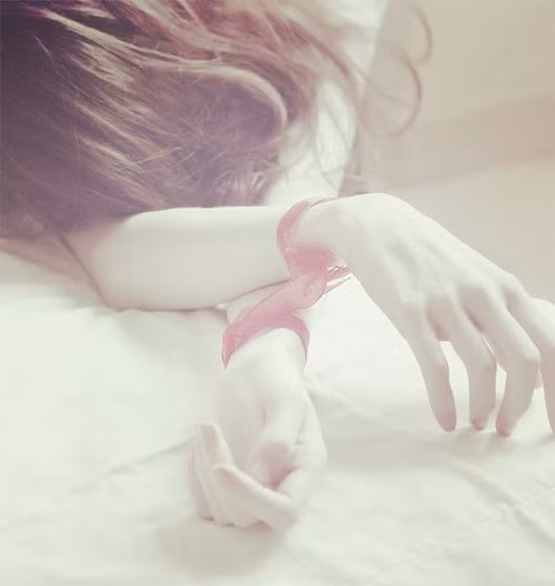 Một số người rối loạn tâm thần, luôn có cảm giác bị hại nên luôn tìm cách trả thù hay đối phó với người khác trong đó có người thân của mình. Có những người mẹ lại nảy sinh những hành vi gây tổn hại đến con mình thậm chí là giết con như trường hợp bà mẹ trẻ ở Thạch Thất. Ảnh: Dear.