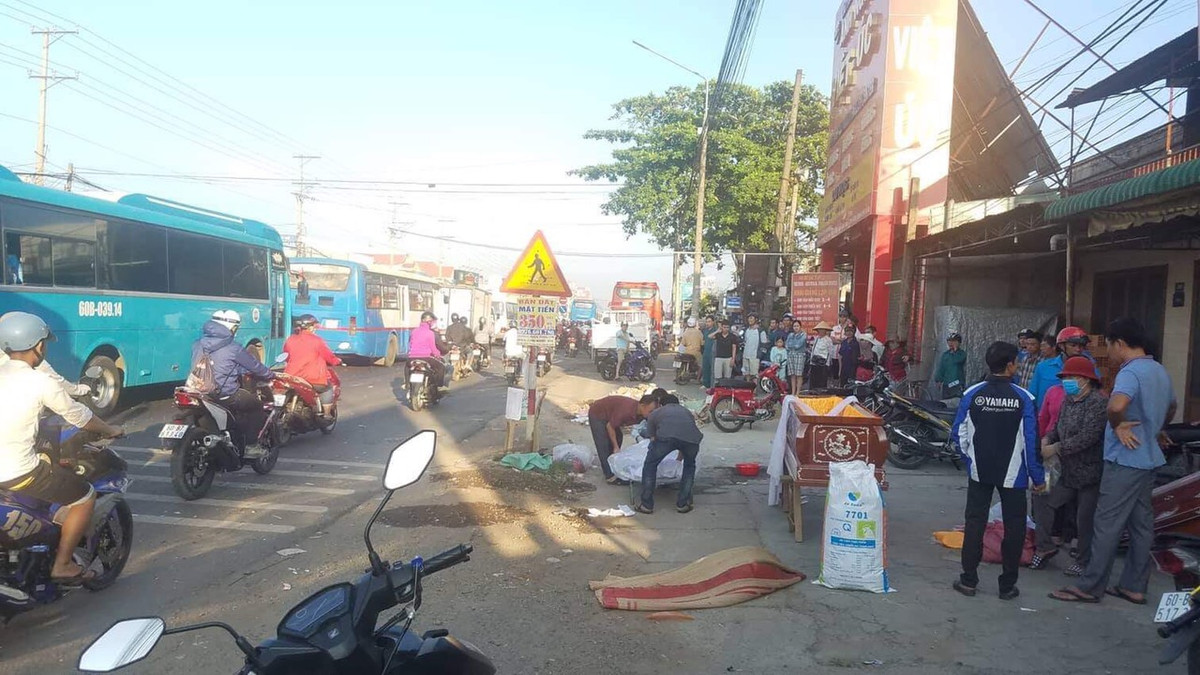 Va chạm gây chết người, xe khách Phương Trang che biển số - Hình 2 Va cham gay chet nguoi, xe khach Phuong Trang che bien so-Hinh-2