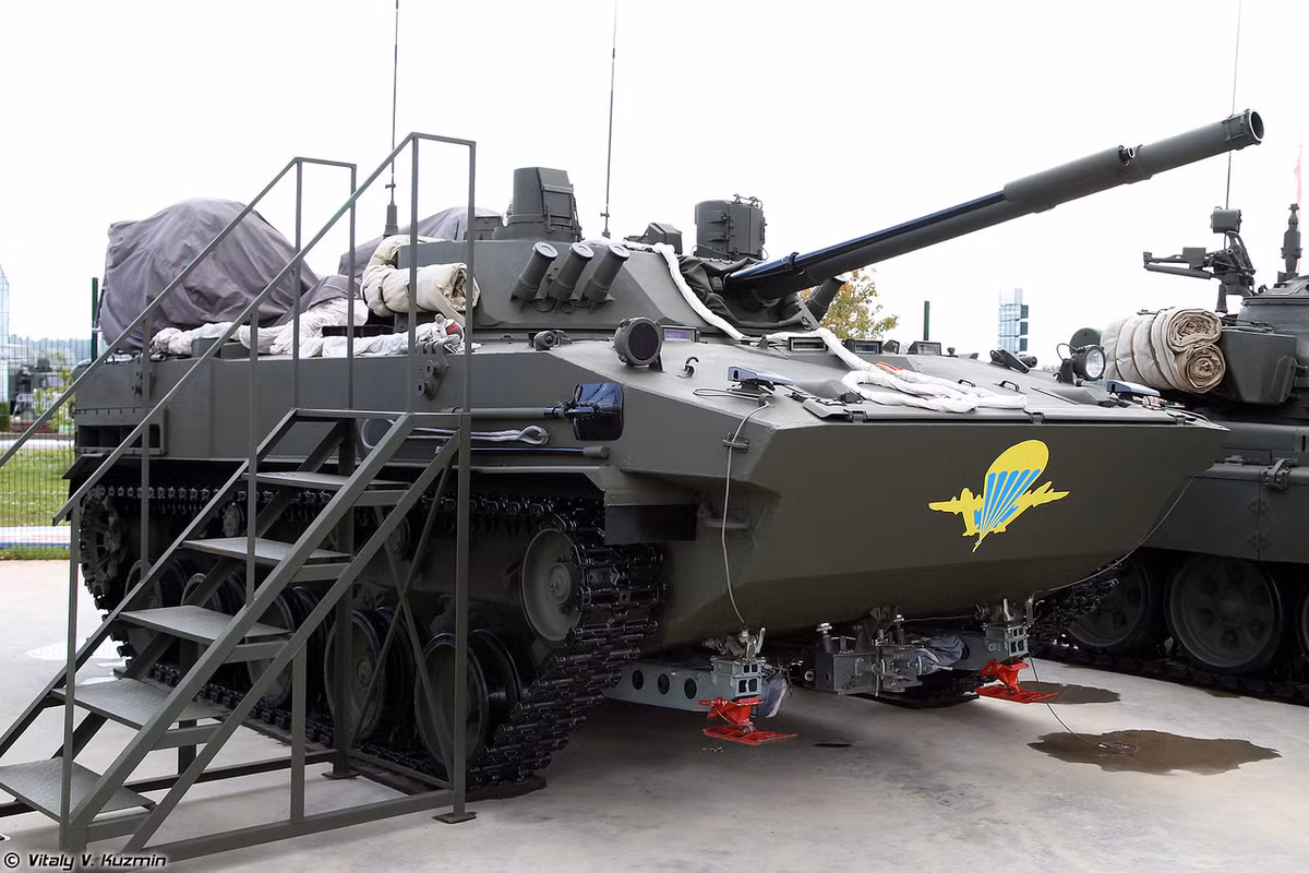 Bộ đội đổ bộ đường không Nga (VDV) hay gọi một cách đơn giản là lính dù Nga là một trong những “đạo quân trên trời” trang bị tốt nhất thế giới hiện nay. Không như lính dù Mỹ, VDV sở hữu dàn xe thiết giáp đổ bộ đường không rất hiện đại, có khả năng “nhảy dù” từ máy bay. Nguồn ảnh: Vitaly-Kuzmin