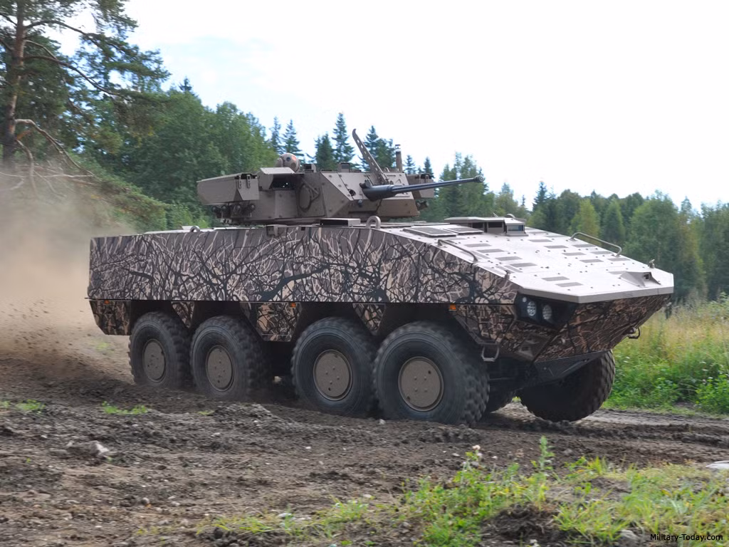 Khả năng cơ động của xe thiết giáp chở quân AMV XP rất tốt, với động cơ diesel tuabin tăng cáp DC13 và hộp số tự động cho phép binh sĩ vận hành dễ dàng cỗ máy 8 bánh này di chuyển với tốc độ tối đa tới 100km/h. Nguồn ảnh: Military-Today