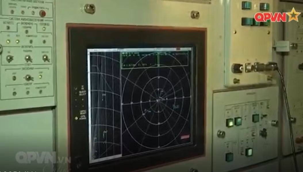 Màn hình công tác đài điều khiển tên lửa S-300. Nguồn: Cắt từ clip kênh QPVN