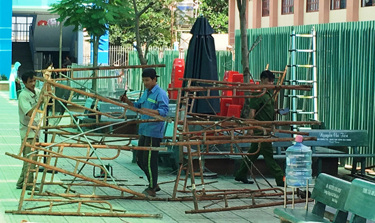 Hiện trường sập giàn giáo tại trường Huỳnh Văn Bánh, huyện Bình Chánh.