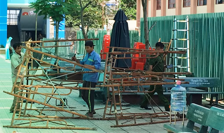 Hiện trường sập giàn giáo tại trường Huỳnh Văn Bánh, huyện Bình Chánh.