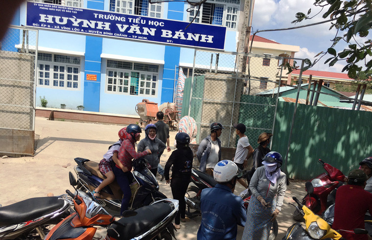 Lãnh đạo Phòng GD-ĐT và BGH nhà trường đã đến bệnh viện thăm hỏi các học sinh bị nạn; đồng thời đang ổn định, trấn an các bậc phụ huynh.