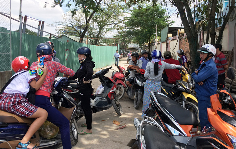 Nhiều phụ huynh tỏ ra lo lắng khi hay tin sự cố.