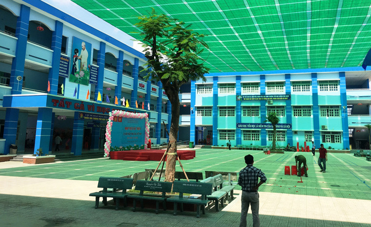 Cơ quan chức năng tiến hành thu dọn hiện trường.