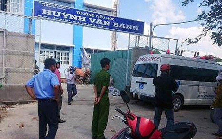 Bất ngờ có cơn gió lớn thổi qua đã làm cho giàn giáo ở trong sân trường bị sập, ngã trúng các em học sinh. Có 3 em học sinh của trường bị thương nặng được chuyển vào bệnh viên Nhi đồng TP cấp cứu, sau đó các em được chuyển về bệnh viện Chợ Rẫy tiếp tục điều trị.