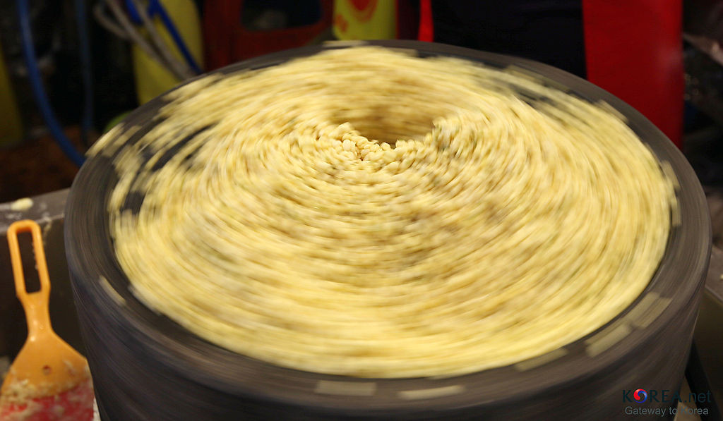 Đậu xanh được xay để làm bánh bindaetteok. Ảnh: Wikipedia.