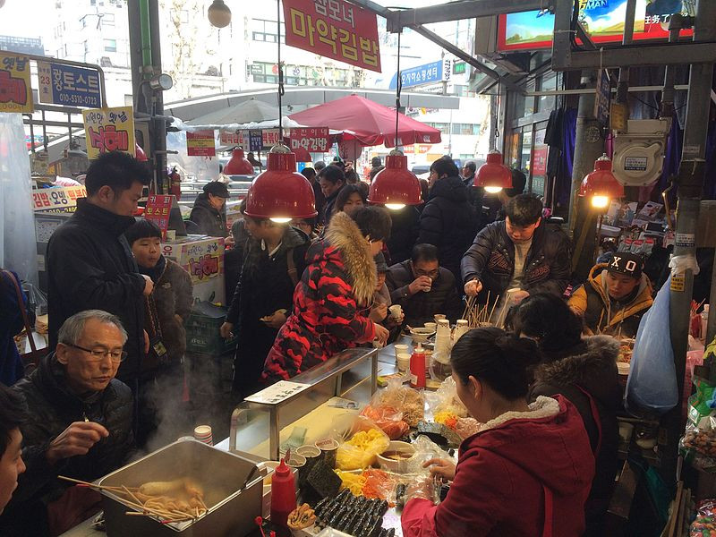 Còn đây là quầy hàng bán mayak kimbap với rất đông thực khách. Ảnh: Wikipedia.