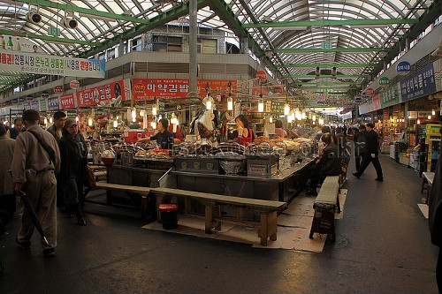 Trong những năm đầu mới khai trương, chợ chỉ bán nông sản và hải sản. Sau khi trở thành một trong những khu chợ lớn nhất của Hàn Quốc, nhiều mặt hàng khác đã được bày bán tại chợ Gwangjang. Ảnh: visitkorea.or.kr.