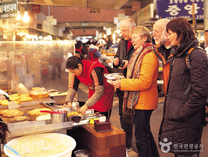 Chợ Gwangjang được xây dựng ở giữa hai cây cầu là Gwangkyo (có nghĩa là cầu rộng) và Jangkyo (có nghĩa là cầu dài). Và cái tên "Gwangjang" được ghép từ tên hai cây cầu này. Ảnh: visitkorea.or.kr.
