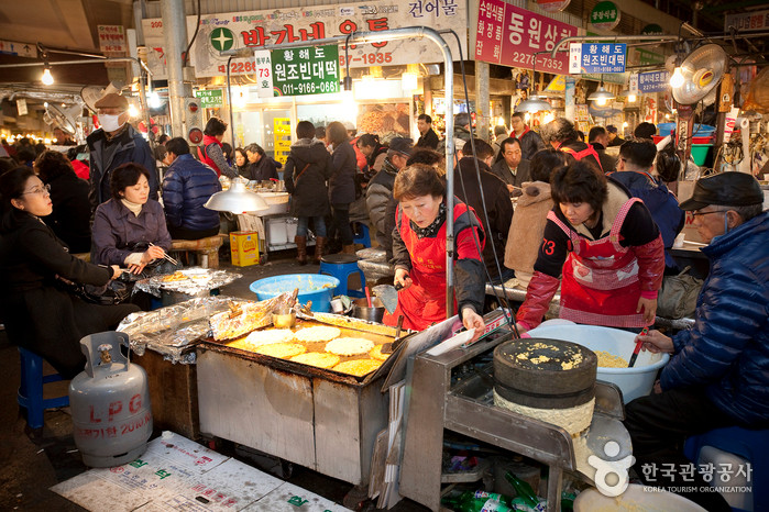 Ngày nay, trong khu chợ này có khoảng 1.500-2.000 thương nhân bán các mặt hàng như trái cây, rau, thịt, cá, bánh mì, quần áo, vải, thủ công mỹ nghệ, đồ dùng nhà bếp, quà lưu niệm và các mặt hàng y học cổ truyền Hàn Quốc,... Ảnh: visitkorea.or.kr.