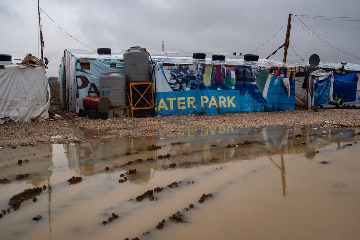 Ngoài ra, mưa tuyết cũng khiến điều kiện sống của các gia đình trong những khu trại tị nạn Syria này trở nên khốn khổ hơn.