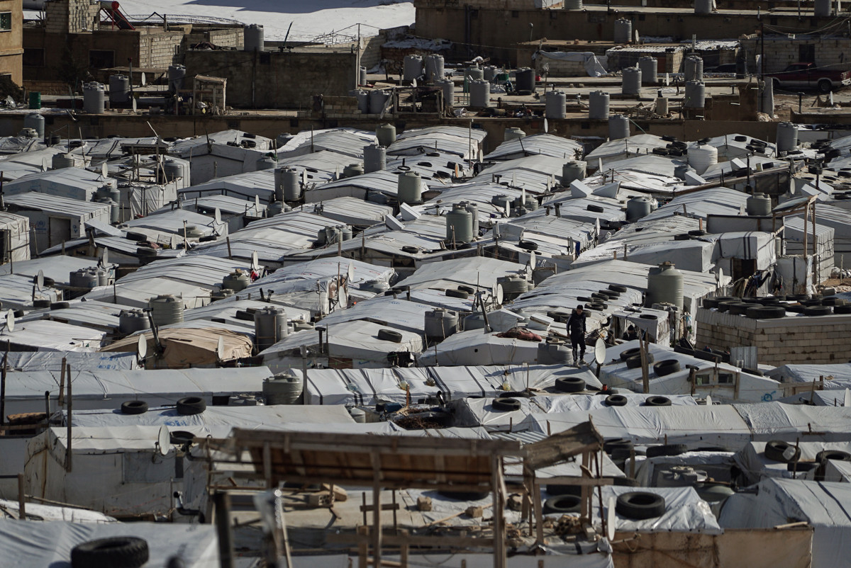 Trong mùa mưa bão, những khu lán trại bị ngập hoặc sụp đổ hoàn toàn, khiến nhiều gia đình không có chăn đệm, quần áo và thực phẩm,...