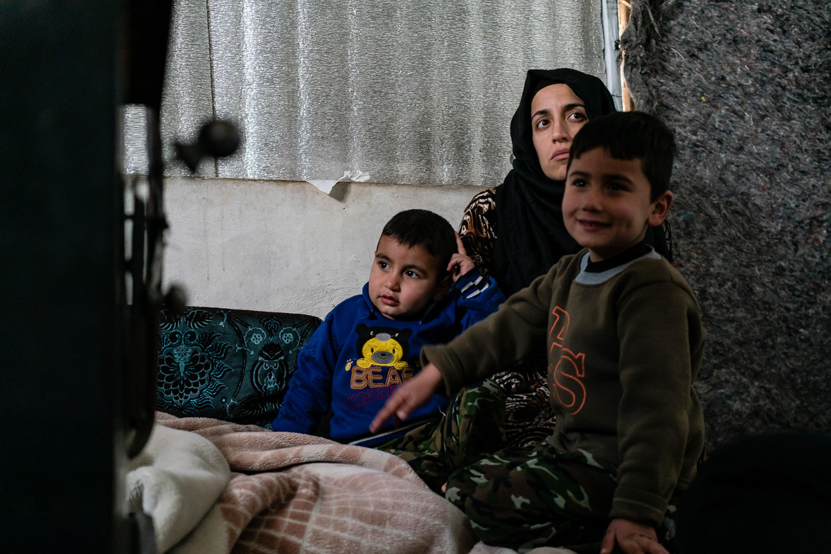 Những cơn bão mùa đông gần đây càn quét qua các khu trại tị nạn ở Lebanon càng khiến cho cuộc sống của người tị nạn Syria trở nên khốn khổ hơn, trong đó có gia đình Ahmed Bareesh. Trong ảnh là vợ con của Ahmed.