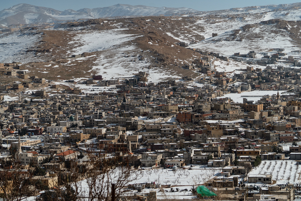 Được biết, thị trấn Arsal đã bị các lực lượng vũ trang Lebanon cô lập từ năm 2014, khi khủng bố IS và các nhóm phiến quân khác tràn vào thị trấn này. Đến tháng 8/2017, Quân đội Lebanon và phong trào Hezbollah tuyên bố thị trấn Arsal đã được giải phóng hoàn toàn khỏi nhóm IS.