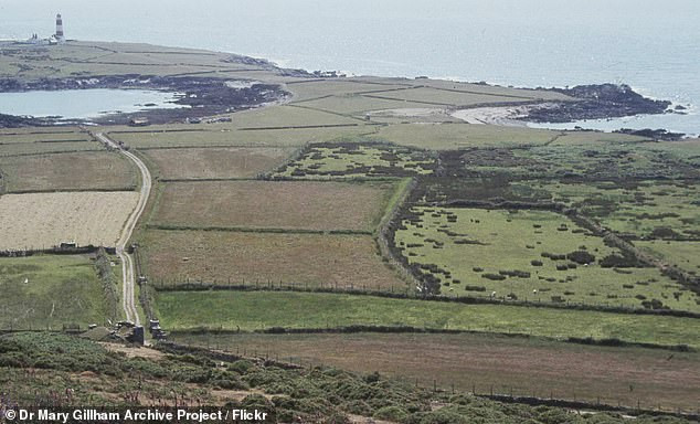 Tuy nhiên, trên hòn đảo này không tín hiệu điện thoại hay những con đường trải nhựa. Mời độc giả xem thêm video: Ngôi làng ở "tận cùng Trái Đất" (Nguồn: VTC14)