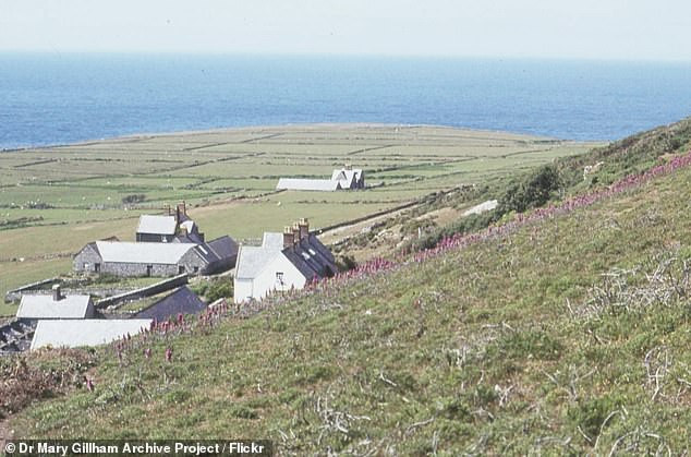 Những ngôi nhà thưa thớt trên đảo Bardsey.