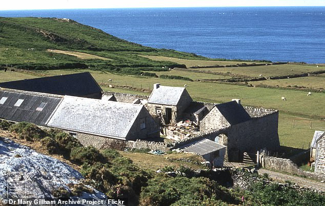 Đảo Bardsey thuộc sở hữu của Bardsey Island Trust từ năm 1979.