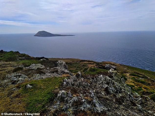 Được biết, khoảng 2.500 tu sĩ đã sống trong Tu viện St Mary được xây dựng trên hòn đảo này trong suốt thế kỷ thứ 7. Tàn tích của tu viện này hiện nay có thể được tìm thấy ở khu nghĩa trang của nhà nguyện Bardsey.