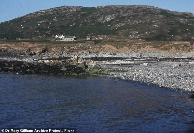 Hòn đảo đặc biệt trải dài 2,5 km này từng là nơi sinh sống của 2.500 tu sĩ trong quá khứ. Tuy nhiên, từ năm 2003 đến nay, chỉ có vỏn vẹn 4 cư dân định cư ở nơi này.