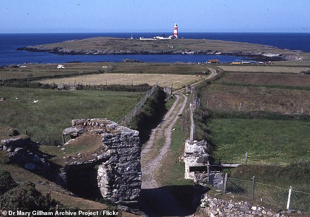 Một trường học trên đảo Bardsey được mở cửa vào năm 1919 cho đến năm 1953 thì nó bị đóng cửa.