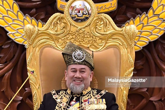 Trước đó khi xuất hiện tin đồn cưới cựu Hoa hậu Nga, Quốc vương Muhammad V đã có một đời vợ. Ông kết hôn với bà Kangsadal Pipitpakdee, một phụ nữ thuộc dòng dõi hoàng gia Thái Lan vào năm 2004. Tuy nhiên, hai người ly dị năm 2008 và không có con. Ảnh: MG.