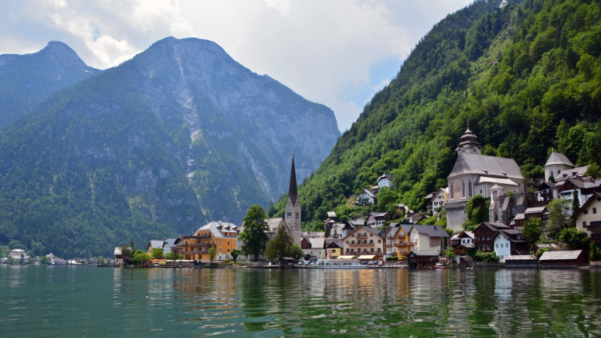 Làng Hallstatt được biết đến là nơi sản xuất muối mỏ, có niên đại từ năm 800 đến 450 trước Công nguyên. Dân số của ngôi làng này hiện nay chỉ chưa đến 1.000 người.