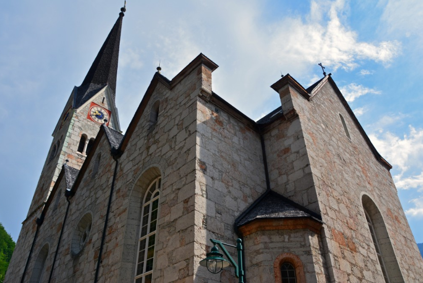 Nhà thờ Evangelical nằm ở trung tâm ngôi làng Hallstatt. Công trình này được xây dựng đầu tiên vào năm 1785 và sau đó được tái thiết vào năm 1863.