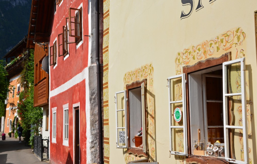 Đi bộ trên con phố chính ở Hallstatt, du khách sẽ bắt gặp nhiều cửa hàng bán đồ lưu niệm và những món đồ thủ công,…
