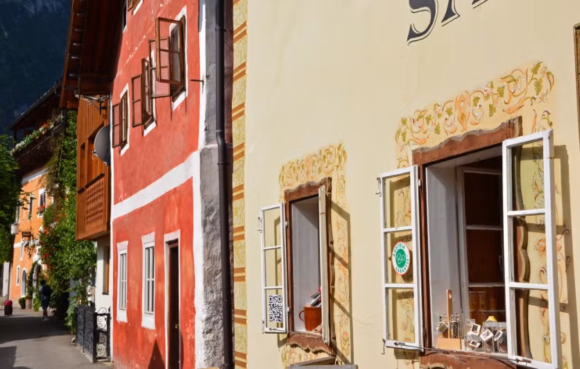 Đi bộ trên con phố chính ở Hallstatt, du khách sẽ bắt gặp nhiều cửa hàng bán đồ lưu niệm và những món đồ thủ công,…